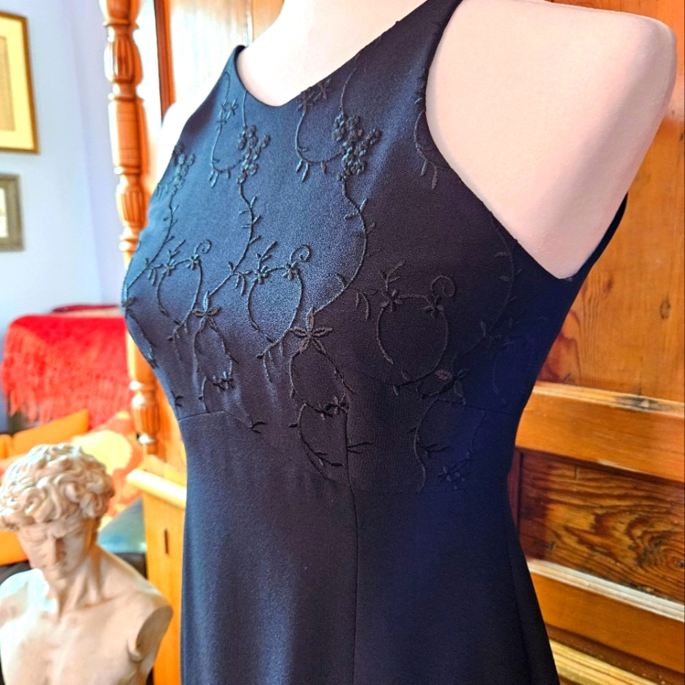 Elegant Laundry by Shelli Segal Petites long black gown. - Picture 5 of 6